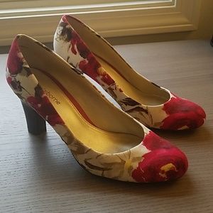 Lis Claiborne pumps